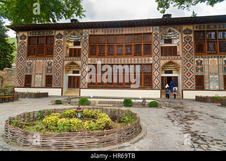 Sheki, Aserbaidschan - 13. September 2016: Palast von Sheki Khans. Es war eine Sommerresidenz der Shaki Khane. Es wurde im 18. Jahrhundert erbaut. Stockfoto