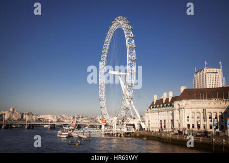 LONDON, UK - 26. Januar 2017: Das EDF Energy London Eye neben dem Fluss Themse, UK Stockfoto
