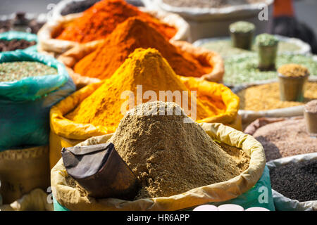 Bunte Gewürze Pulver und Kräuter in traditionellen Straßenmarkt in Delhi. Indien. Stockfoto