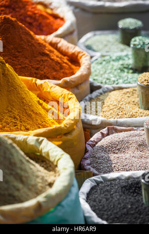 Bunte Gewürze Pulver und Kräuter in traditionellen Straßenmarkt in Delhi. Indien. Stockfoto