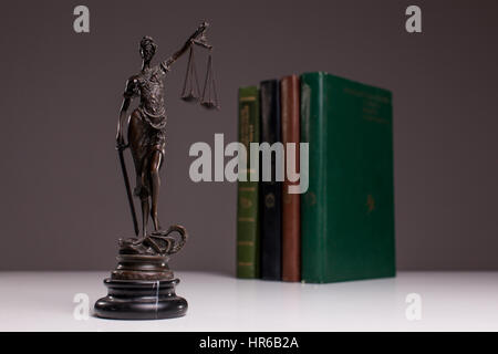 Themis auf dem Hintergrund der Bücher. Stockfoto