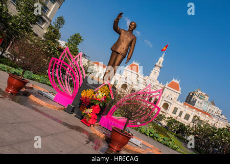 Ho-Chi-Minh-Statue vor dem Hotel De Ville, Ho-Chi-Minh-Stadt, Vietnam Stockfoto