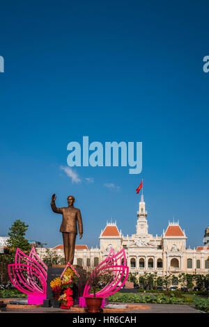 Ho-Chi-Minh-Statue vor dem Hotel De Ville, Ho-Chi-Minh-Stadt, Vietnam Stockfoto