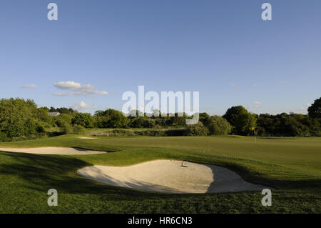 Blick über Bunker zum 7. Green Mill Platz, The Wisley, Wisley, Surrey, England Stockfoto