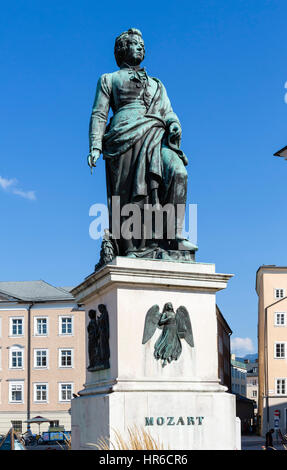 Statue von Mozart in Mozartplatz, Salzburg, Österreich Stockfoto