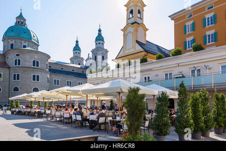 Cafe in Mozartplatz in der Altstadt mit der Kathedrale hinter, Salzburg, Österreich Stockfoto