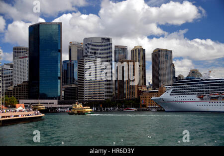 Das Kreuzfahrtschiff (Carnival Legend) vertäut am Circular Quay in Sydney Harbour, New South Wales, Australien. Stockfoto