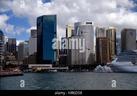 Das Kreuzfahrtschiff (Carnival Legend) vertäut am Circular Quay in Sydney Harbour, New South Wales, Australien. Stockfoto