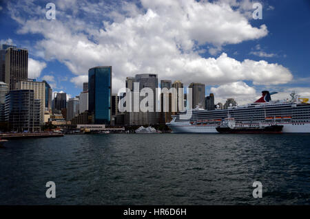 Das Kreuzfahrtschiff (Carnival Legend) vertäut am Circular Quay in Sydney Harbour, New South Wales, Australien. Stockfoto