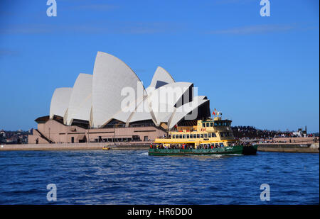 Die Fähre (Versorgung) vorbei an Oper von Sydney, Sydney, New South Wales, Australien. Stockfoto