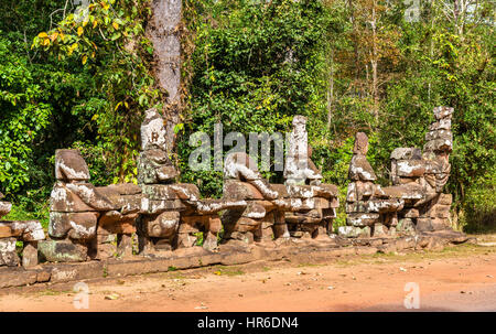 Wächter an der Victory Gate Bridge von Angkor Thom - Siem Reap, Kambodscha Stockfoto