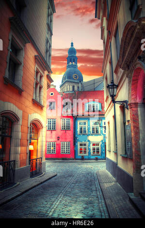 Vintage Retro-Reisen Bild des mittelalterlichen Gasse in der Altstadt von Riga Stockfoto