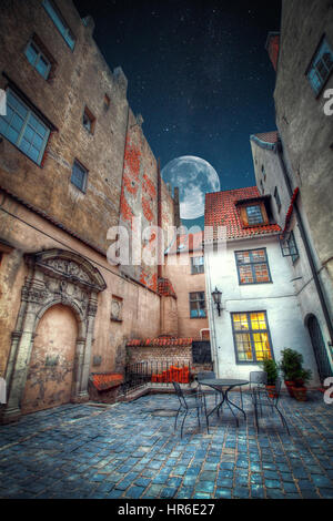 Vintage Retro-Reisen Bild des mittelalterlichen Gasse in der Altstadt von Riga. Nacht, Mond und Sterne leuchten Stockfoto