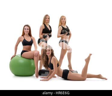 Hübschen Sportlerinnen in schwarzen Tops und Shorts posiert im Studio, einer von ihnen sitzt auf einer grünen fitball Stockfoto