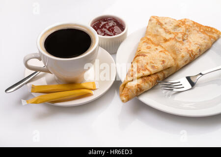 Dessert-Mahlzeit - Schuss von frischem süßen Crêpe mit Beerensauce und Tasse starken Kaffee auf weißem Hintergrund Stockfoto