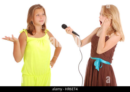 Junge schöne Teenager-Mädchen führt Interviews mit dem Sänger. Isoliert auf weißem Hintergrund Stockfoto