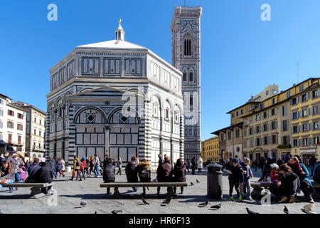 Florenz, Italien - 25. Februar 2016: Baptisterium (Battistero di San Giovanni, Baptisterium des Heiligen Johannes) auf die Piazza del Duomo mit der Kathedrale Klingeln Stockfoto