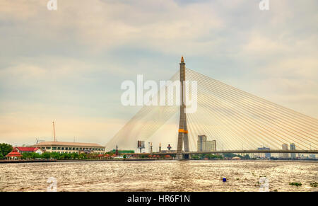 Rama-VIII-Brücke über den Fluss Chao Phraya in Bangkok, Thailand Stockfoto