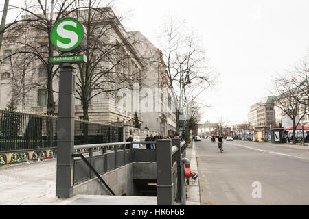 Unter Höhle Linden Allee, S-Bahn Eingang der u-Bahn Station am Brandenburger Tor, Berlin, Brandenburg, Deutschland Stockfoto