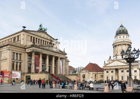 Das Konzerthaus (Konzertsaal) und der französische Dom Platz Gendarmenmarkt, Mitte, Berlin, Deutschland. Stockfoto