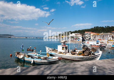 Angelboote/Fischerboote und Möwen am Hafen von Limenas, Insel Thassos, Griechenland Stockfoto