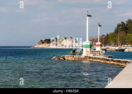 Ältere Fischer in den Hafen von Limenas, Insel Thassos, Griechenland Stockfoto
