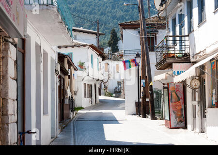 Typischen weißen griechischen Häusern auf den Straßen von Panagia Stadt, Insel Thassos Stockfoto