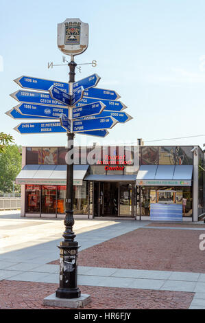 Blaue Hinweisschilder vor der Tourist Information Center in Plovdiv, Bulgarien Stockfoto