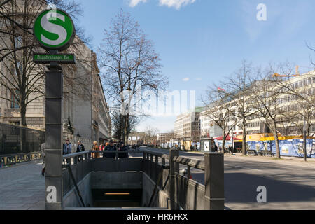 Unter Höhle Linden Allee, S-Bahn Eingang der u-Bahn Station am Brandenburger Tor, Berlin, Brandenburg, Deutschland Stockfoto