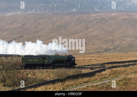Schnaufend Rauch, bereist Lok Nr. 60163 Tornado (Peppercorn A1 Pazifik) Ribblesdale, vorbei an Fuße des schneebedeckten Whernside. Stockfoto