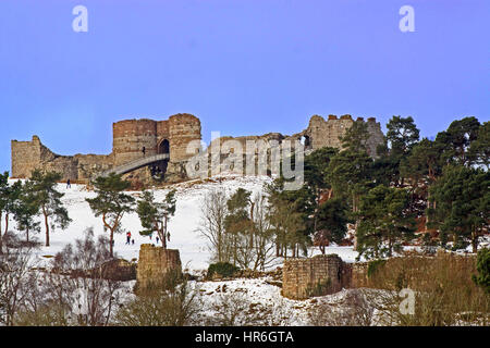 Beeston Castle aus dem 13.. Jahrhundert, auf dem Sandsteinpfad, im Winter mit blauem Himmel und Besuchern, die im Schnee spazieren und spielen, zu sehen Stockfoto