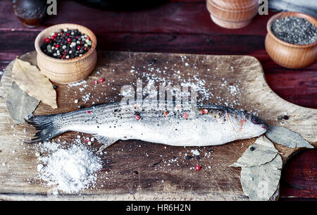 Lebende Fische roch auf einem Brett Küche mit Gewürzen Stockfoto