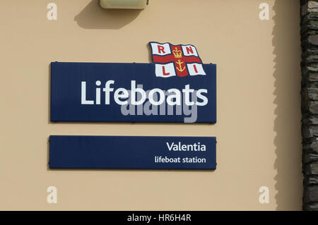 die RNLI Lifeboat Station Schild am Knightstown Valentia Island, County Kerry, Irland. Stockfoto