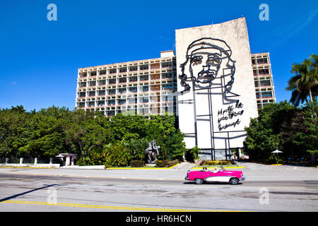 Havanna, Kuba - 11. Dezember 2016: Che Guevara Stahl Gliederung des Innenministeriums am Plaza De La Revolution in Havanna, Kuba. "Hasta la Victoria Siem Stockfoto