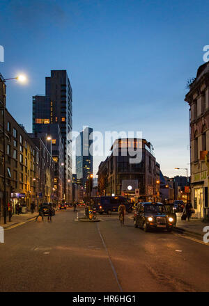 Ein schwarzer Taxi geparkt Straßenrand Bethnal Green in East London in der Dämmerung Stockfoto