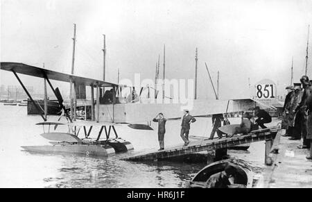Experimentelle Sopwith Wasserflugzeug 851 Test ist am 1. November 1914 geflogen. Der erste Typ 860 Flugzeuge, es stürzte kurz nach dem Start vom Nehmen, die Tötung der Beobachter Stockfoto