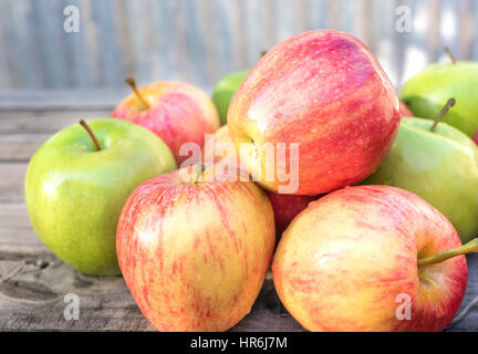 Nahaufnahme von reifen roten und grünen Bio-Äpfel. Stockfoto