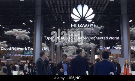 Barcelona, Spanien. 27. Februar 2017. Der Stand von Huawei während des Mobile World Congress (MWC) im l ' Hospitalet de Llobregat Congress Center in Barcelona, Spanien, 27. Februar 2017. Bildnachweis: Jan Sadilek/CTK Foto/Alamy Live-Nachrichten Stockfoto