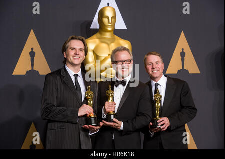 Los Angeles, USA. 26. Februar 2017. (L-R) Co-Direktoren Byron Howard und Rich Moore und Produzent Clark Spencer, Gewinner des Best Animated Feature Film "Zootopia" stellen im Presseraum der 89. Academy Awards am Dolby Theater in Los Angeles, USA, am 26. Februar 2017. Bildnachweis: Yang Lei/Xinhua/Alamy Live-Nachrichten Stockfoto