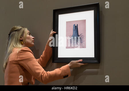 Bonhams, London, 27. Februar 2017. Bonhams Mitarbeiter hängt René Magrittes "La Folie Alamyer', zwischen £300.000 und 500.000 £ geschätzt, bei Bonhams impressionistische und moderne Kunstverkauf drücken Sie Vorschau in ihrer Mayfair Gallery in London. Bildnachweis: Paul Davey/Alamy Live-Nachrichten Stockfoto