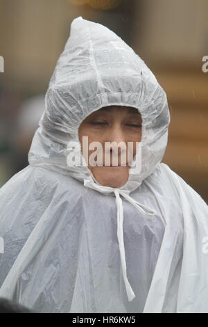 London, UK. 27. Februar 2017. Fußgänger Unterschlupf vor dem Regen auf dem Trafalgar Square, wie Ewan Sturm vorhergesagt wird, bringen Wetter Chaos und 60 km/h Wind in vielen Teilen des Vereinigten Königreichs Credit: Amer Ghazzal/Alamy Live-Nachrichten Stockfoto