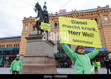 Hannover, Deutschland. 27. Februar 2017. Greenpeace-Aktivisten kletterte das Denkmal von König Ernst August vor dem Hauptbahnhof protestieren gegen die Stickoxid-Emissionen aus Dieselfahrzeugen. Sie hielten ein Plakat, das sagt "Diesel macht krank, Weil Herr zum Ministerpräsidenten von Niedersachsen, Stephan Weil" Stockfoto