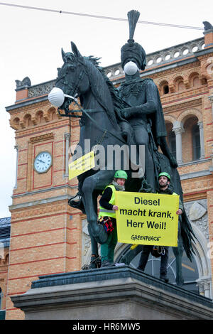 Hannover, Deutschland. 27. Februar 2017. Greenpeace-Aktivisten kletterte das Denkmal von König Ernst August vor dem Hauptbahnhof protestieren gegen die Stickoxid-Emissionen aus Dieselfahrzeugen. Sie hielten ein Plakat, das sagt "Diesel macht krank, Weil Herr zum Ministerpräsidenten von Niedersachsen, Stephan Weil" Stockfoto