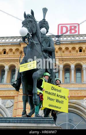 Hannover, Deutschland. 27. Februar 2017. Greenpeace-Aktivisten kletterte das Denkmal von König Ernst August vor dem Hauptbahnhof protestieren gegen die Stickoxid-Emissionen aus Dieselfahrzeugen. Sie hielten ein Plakat, das sagt "Diesel macht krank, Weil Herr zum Ministerpräsidenten von Niedersachsen, Stephan Weil" Stockfoto