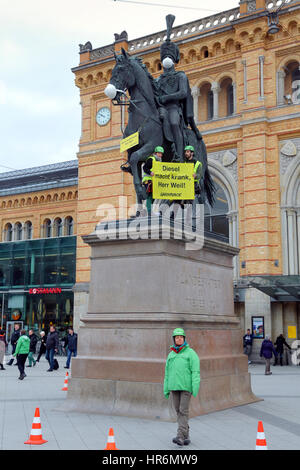 Hannover, Deutschland. 27. Februar 2017. Greenpeace-Aktivisten kletterte das Denkmal von König Ernst August vor dem Hauptbahnhof protestieren gegen die Stickoxid-Emissionen aus Dieselfahrzeugen. Sie hielten ein Plakat, das sagt "Diesel macht krank, Weil Herr zum Ministerpräsidenten von Niedersachsen, Stephan Weil" Stockfoto