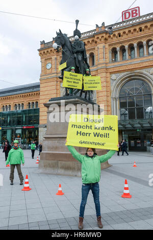 Hannover, Deutschland. 27. Februar 2017. Greenpeace-Aktivisten kletterte das Denkmal von König Ernst August vor dem Hauptbahnhof protestieren gegen die Stickoxid-Emissionen aus Dieselfahrzeugen. Sie hielten ein Plakat, das sagt "Diesel macht krank, Weil Herr zum Ministerpräsidenten von Niedersachsen, Stephan Weil" Stockfoto