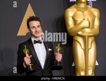 Los Angeles, USA. 26. Februar 2017. Justin Hurwitz stellt nach dem Gewinn der Best Original Score Award und den Award für Best Original Song für "La La Land" im Presseraum der 89. Academy Awards am Dolby Theater in Los Angeles, USA, am 26. Februar 2017. Bildnachweis: Yang Lei/Xinhua/Alamy Live-Nachrichten Stockfoto