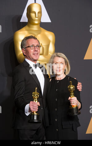 Los Angeles, USA. 26. Februar 2017. Produktions-Designer David Wasco (L) und Artdirector Sandy Reynolds-Wasco stellen nach dem Gewinn des Best Production Design Award für "La La Land" im Presseraum der 89. Academy Awards am Dolby Theater in Los Angeles, USA, am 26. Februar 2017. Bildnachweis: Yang Lei/Xinhua/Alamy Live-Nachrichten Stockfoto