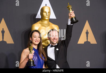 Los Angeles, USA. 26. Februar 2017. Joanna Natasegara Produzent und Regisseur Orlando von Einsiedel stellen nach der Auszeichnung als bester Dokumentarfilm Kurzfilm für "The White Helme" im Presseraum der 89. Academy Awards am Dolby Theater in Los Angeles, USA, am 26. Februar 2017. Bildnachweis: Yang Lei/Xinhua/Alamy Live-Nachrichten Stockfoto