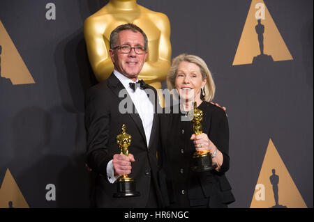 Los Angeles, USA. 26. Februar 2017. Produktions-Designer David Wasco (L) und Artdirector Sandy Reynolds-Wasco stellen nach dem Gewinn des Best Production Design Award für "La La Land" im Presseraum der 89. Academy Awards am Dolby Theater in Los Angeles, USA, am 26. Februar 2017. Bildnachweis: Yang Lei/Xinhua/Alamy Live-Nachrichten Stockfoto